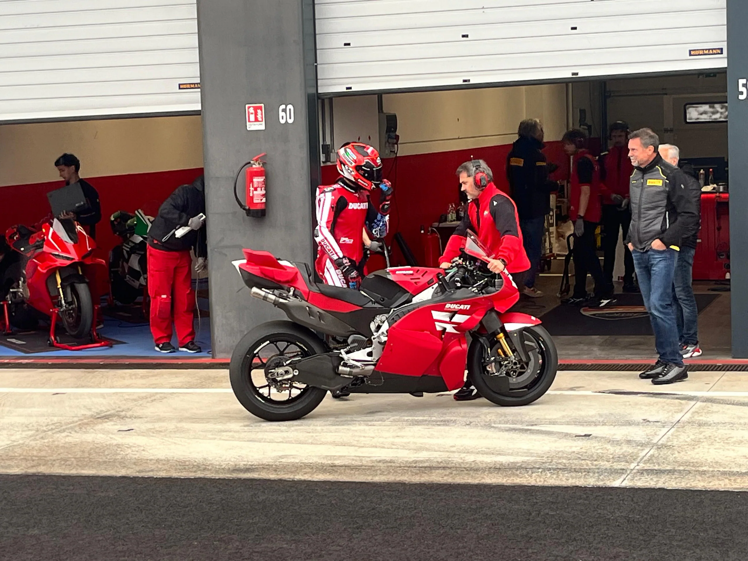 Ducati 2027 Hazırlığında: Michele Pirro 850 cc’lik Yeni MotoGP Motosikletiyle Misano’da