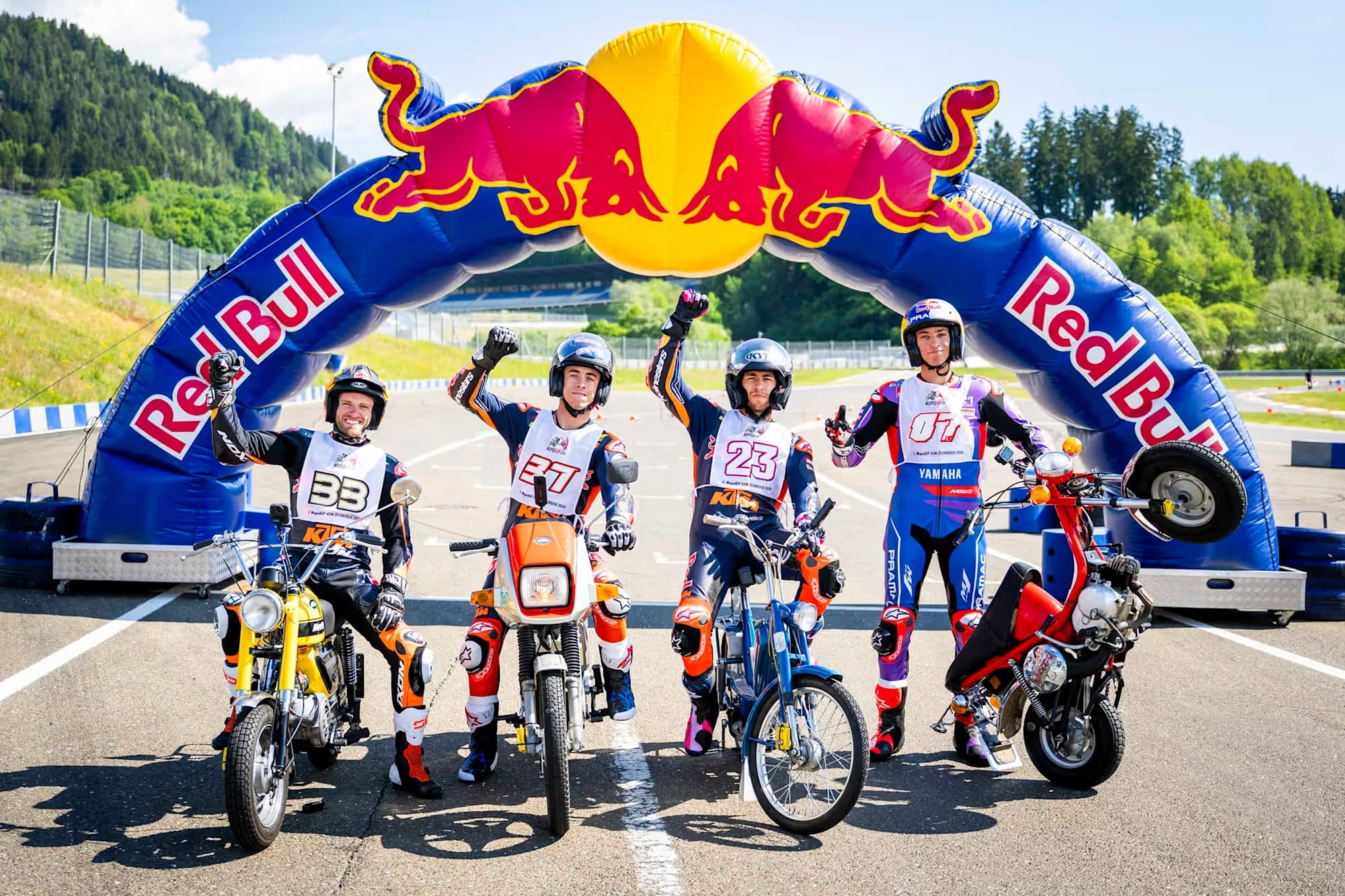 MotoGP Yarışçıları Avusturya Grand Prixye Red Bull Ringde moped yarışıyla hazırlanıyor.