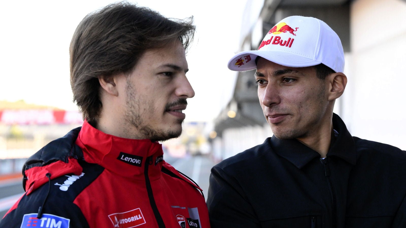 Nicolo Bulega’dan İtiraf: “Toprak Razgatlıoğlu ile Yarışmayı Özlüyorum” – 2027 MotoGP İddiaları Güçleniyor
