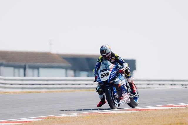 Bulega Doningtonda Pole Pozisyonu Kazandı, Oliveira Siyah Bayrak Aldı