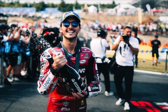 Baneganın Marquez ve Ogurayı geride bırakarak Sprint altınını kazandığı